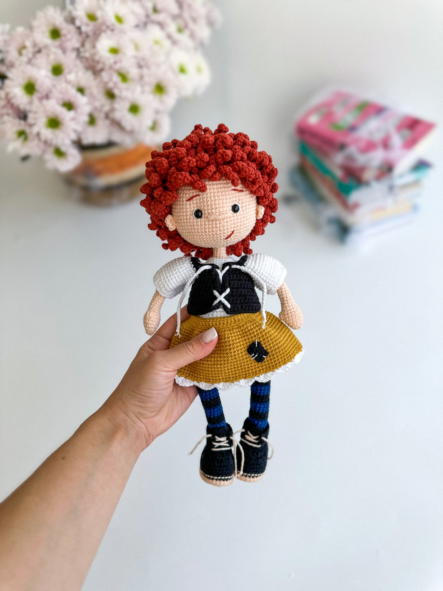 Handmade crochet witch girl with curly hair, black cat, and cauldron – soft amigurumi Halloween doll, 31×14 cm