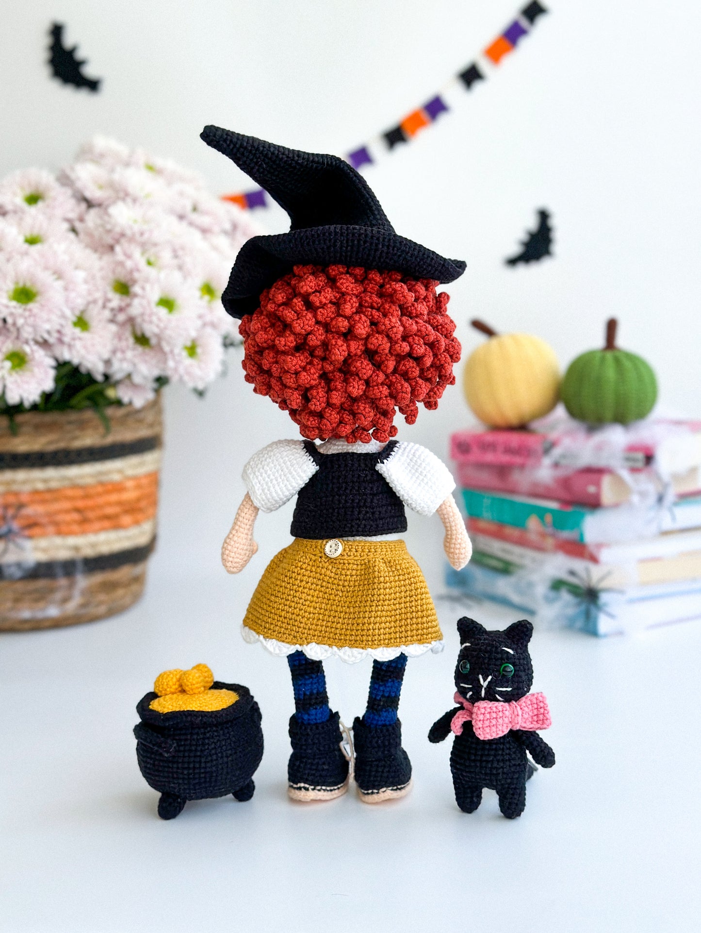 Handmade crochet witch girl with curly hair, black cat, and cauldron – soft amigurumi Halloween doll, 31×14 cm