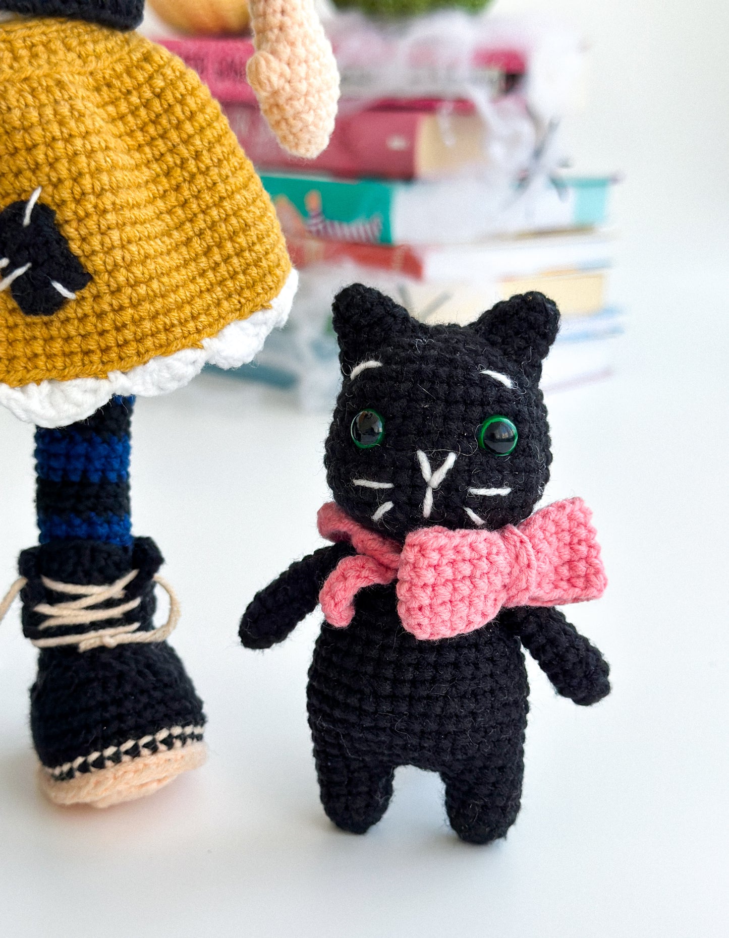 Handmade crochet witch girl with curly hair, black cat, and cauldron – soft amigurumi Halloween doll, 31×14 cm
