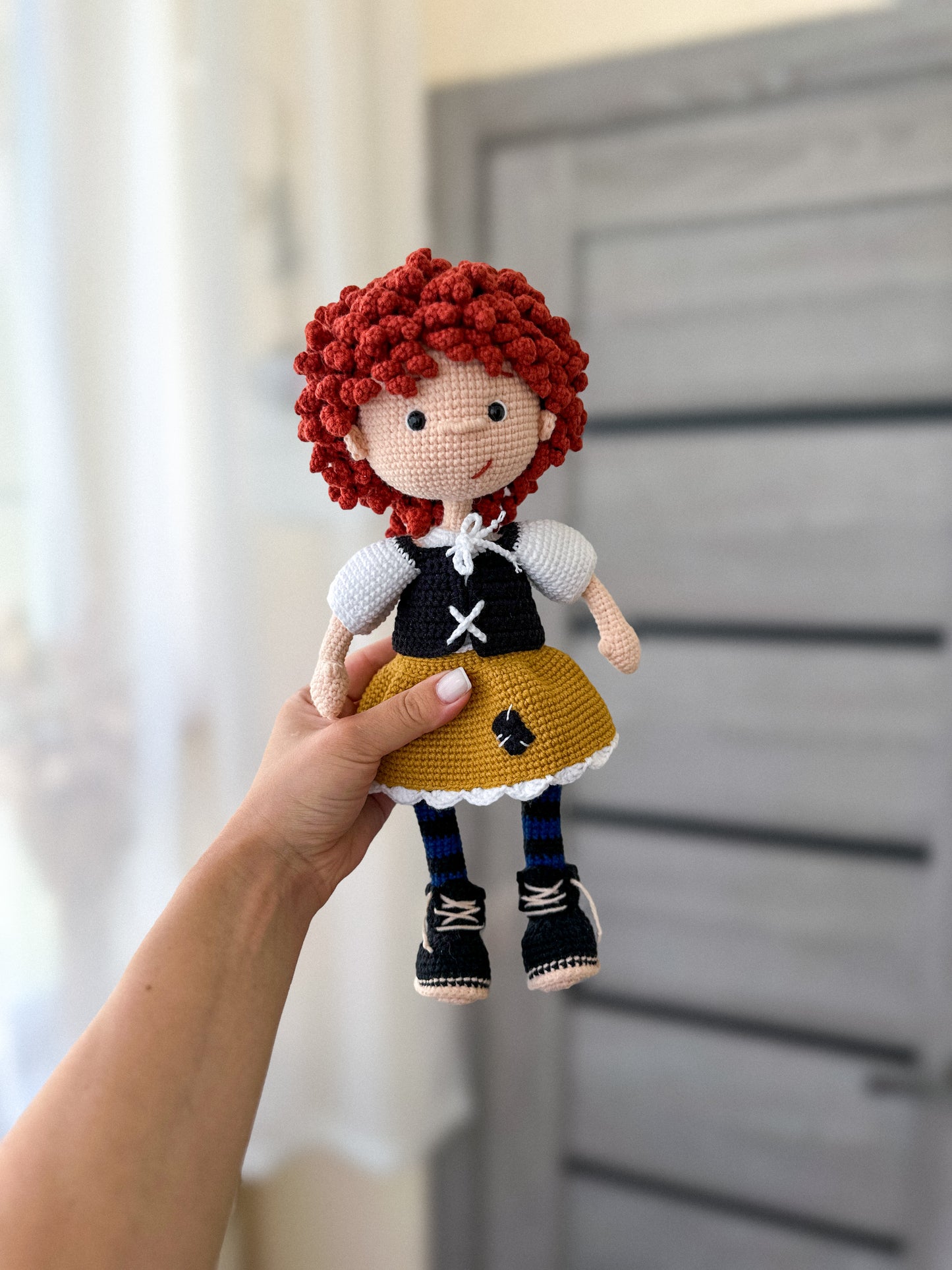 Handmade crochet witch girl with curly hair, black cat, and cauldron – soft amigurumi Halloween doll, 31×14 cm