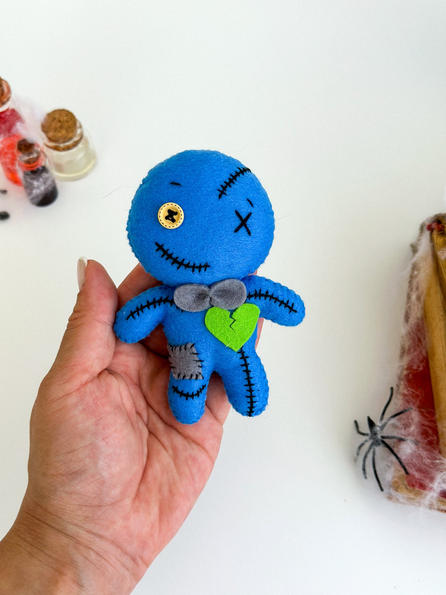 Zombie Doll Couple – Set of 2 Felt Halloween Plushies – Cute Zombie Girl & Boy – Spooky Handmade Halloween Ornaments