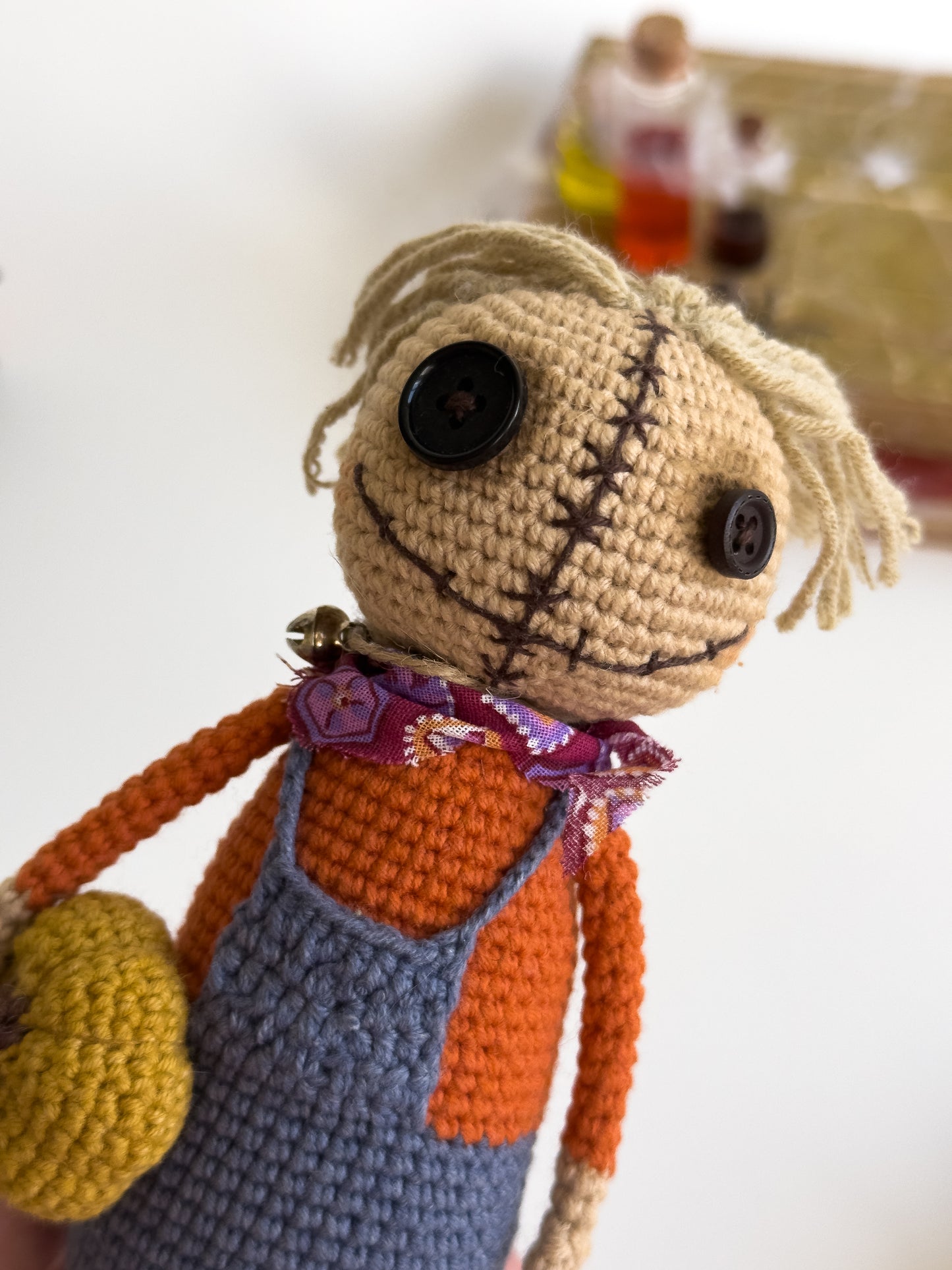 Halloween-themed crochet scarecrow with rustic style