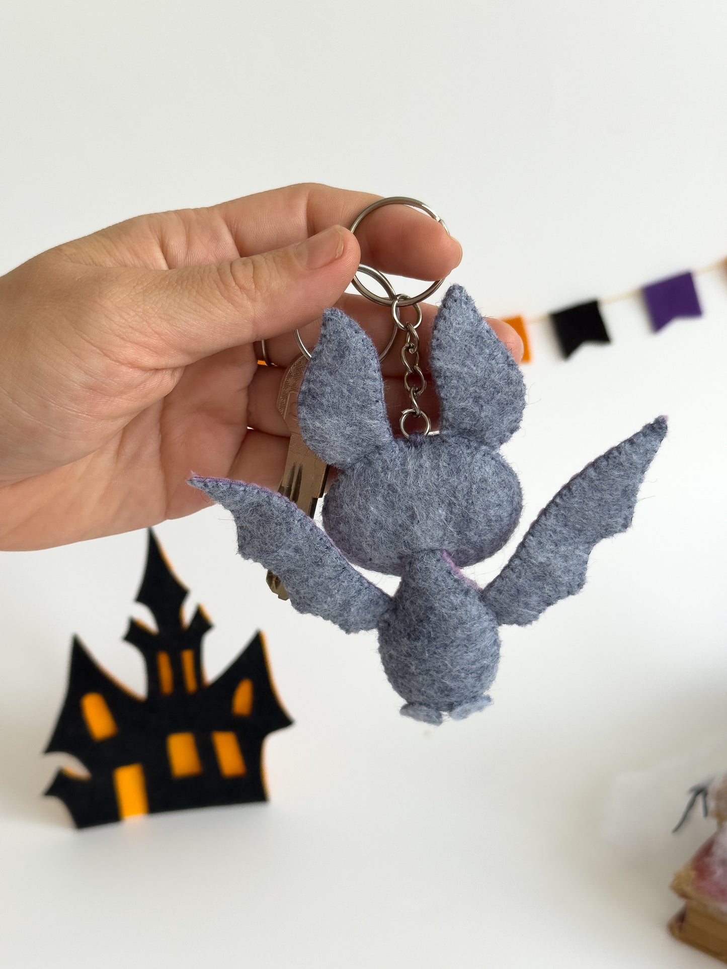 Cute bat plush key ring made of eco-friendly felt, ideal spooky gift for Halloween lovers