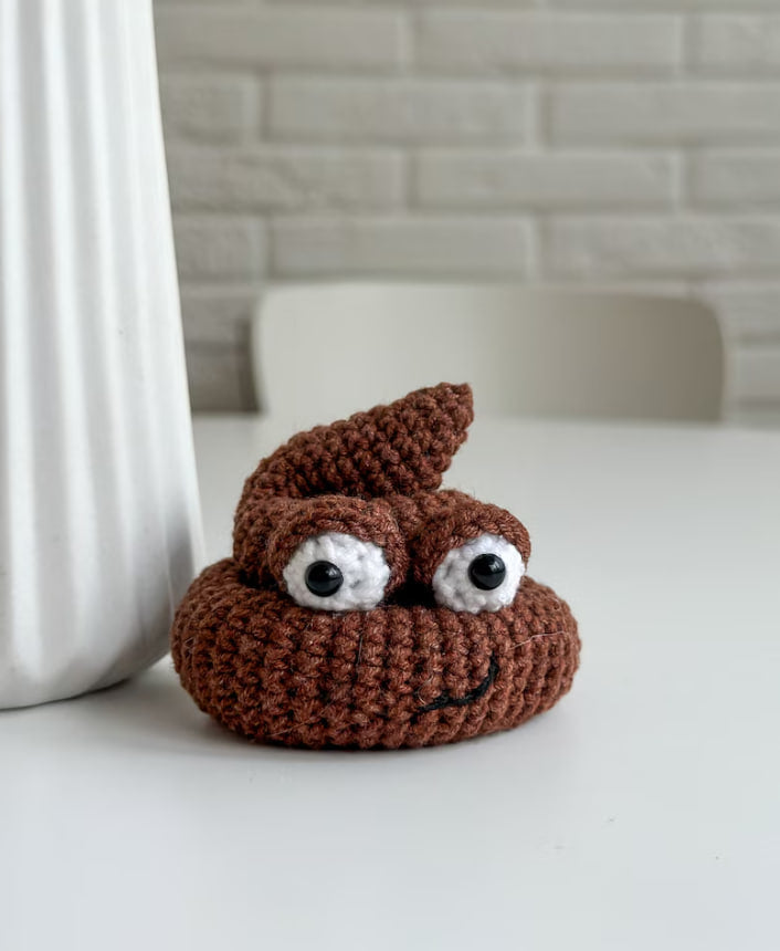 Handmade crochet poop toy – funny cotton yarn gift, 7 cm, great for bathroom decor or gag gift