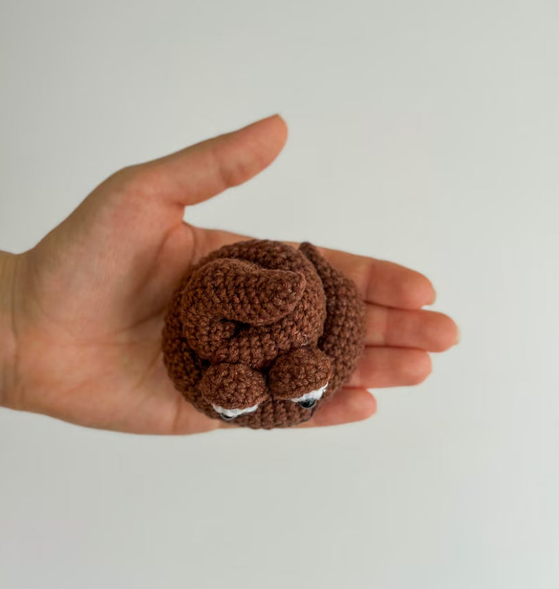 Handmade crochet poop toy – funny cotton yarn gift, 7 cm, great for bathroom decor or gag gift