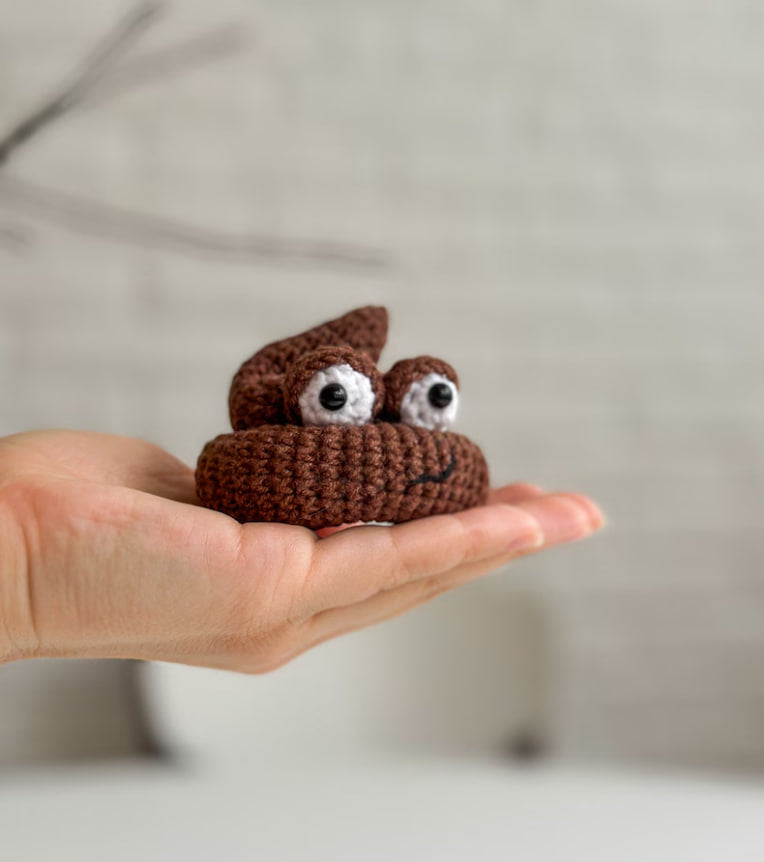 Handmade crochet poop toy – funny cotton yarn gift, 7 cm, great for bathroom decor or gag gift