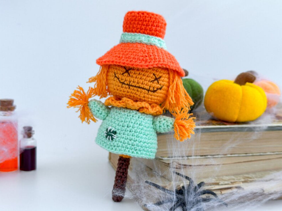 Handmade crochet scarecrow doll – amigurumi Halloween decor made of cotton yarn, size 17×10×5 cm