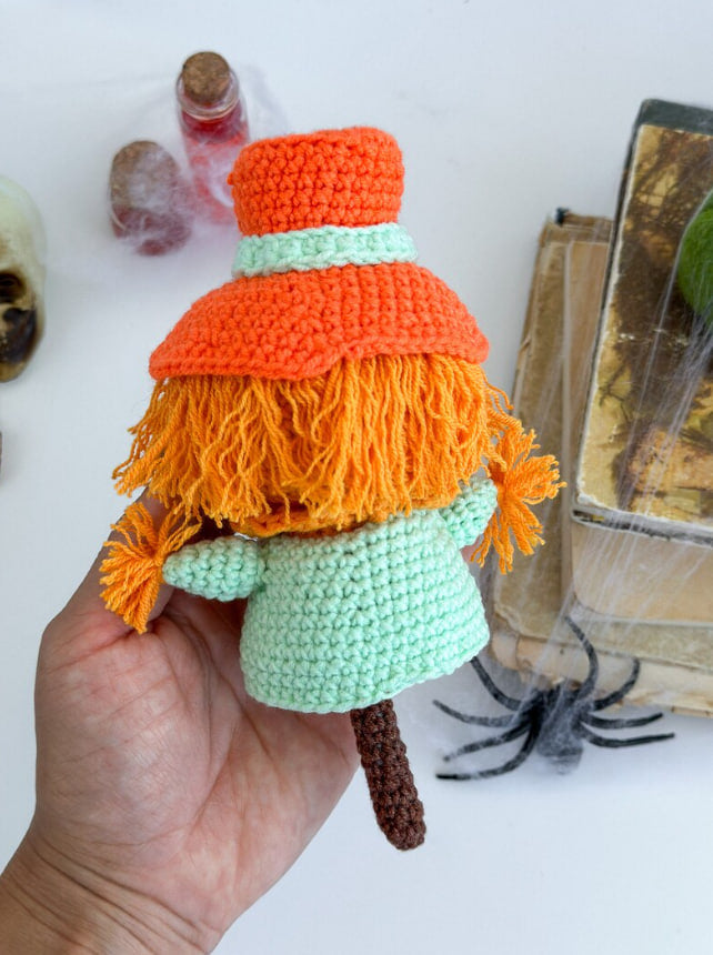 Handmade crochet scarecrow doll – amigurumi Halloween decor made of cotton yarn, size 17×10×5 cm