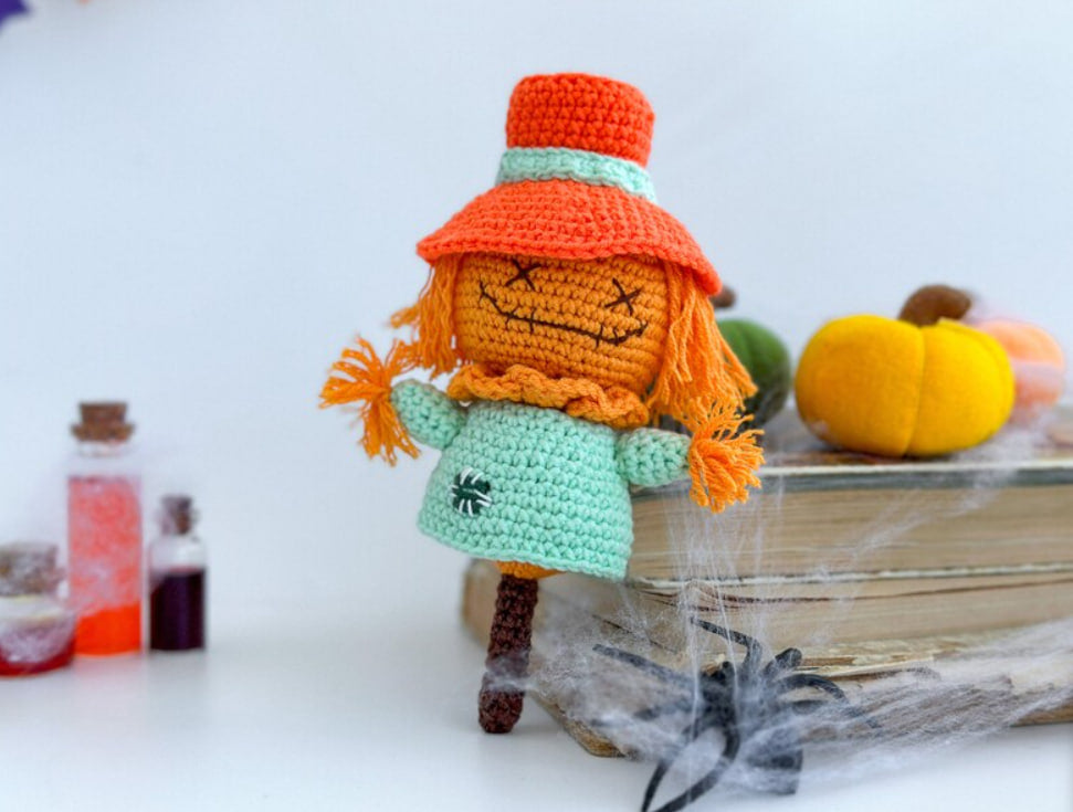 Handmade crochet scarecrow doll – amigurumi Halloween decor made of cotton yarn, size 17×10×5 cm