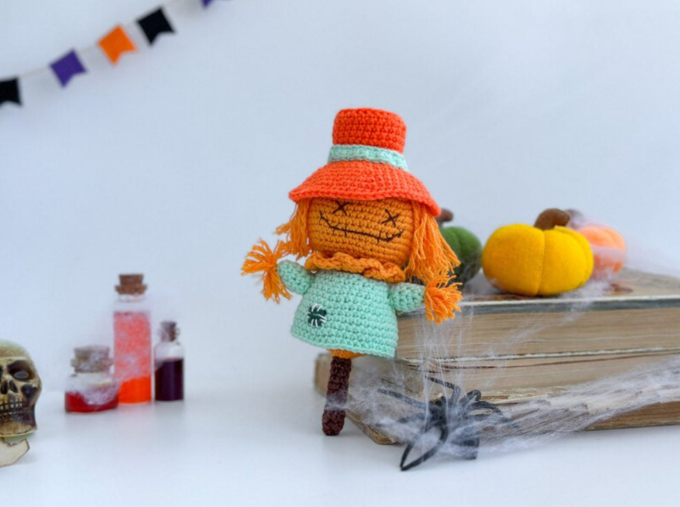 Handmade crochet scarecrow doll – amigurumi Halloween decor made of cotton yarn, size 17×10×5 cm