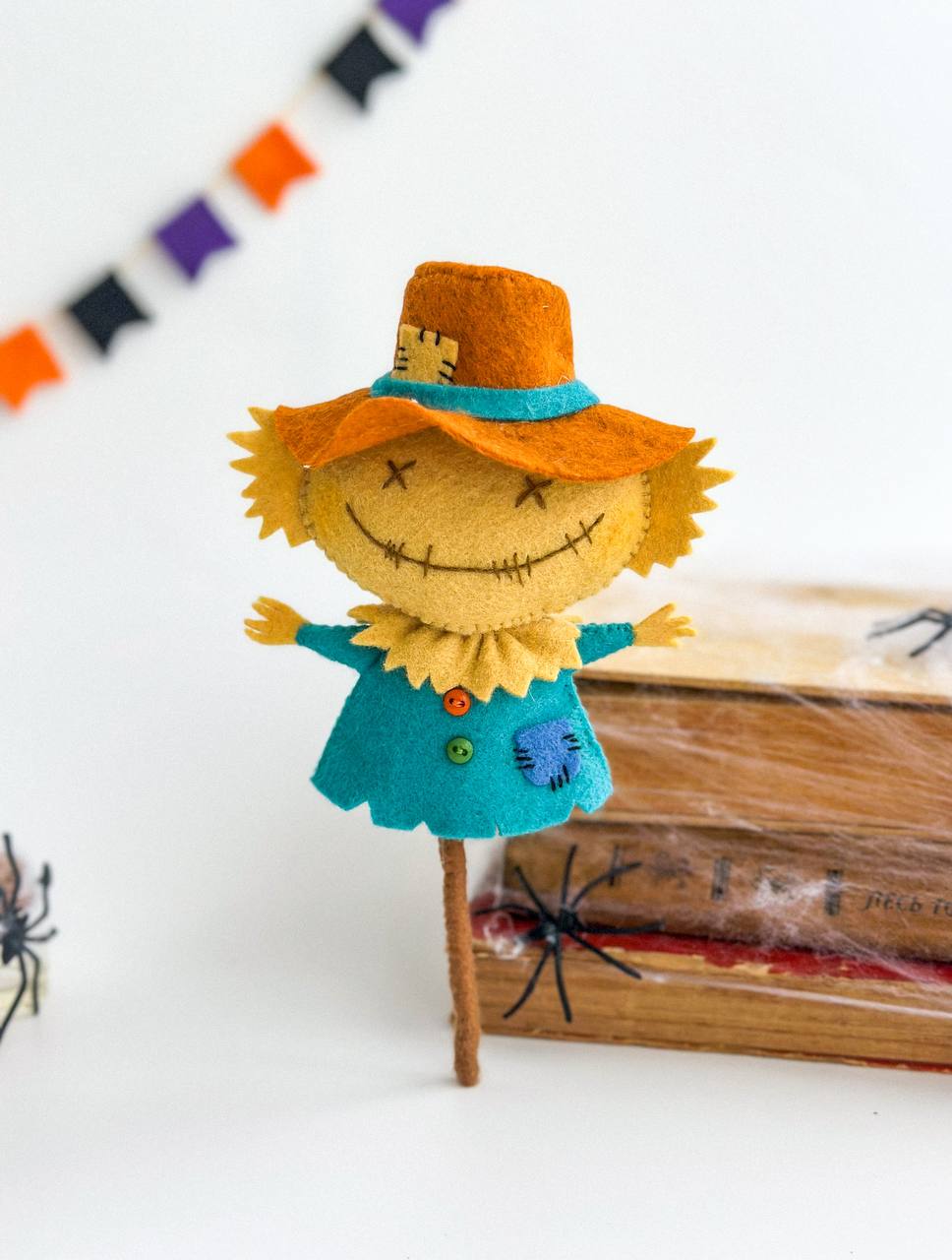 Handmade felt Halloween scarecrow ornament – soft spooky decoration, 11×8×3 cm