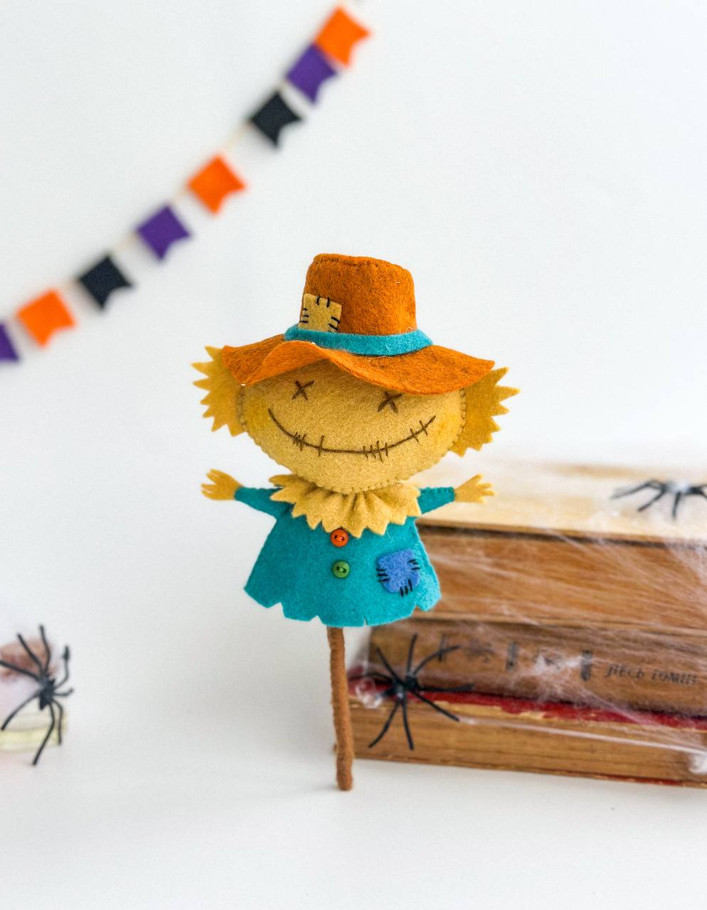 Handmade felt Halloween scarecrow ornament – soft spooky decoration, 11×8×3 cm