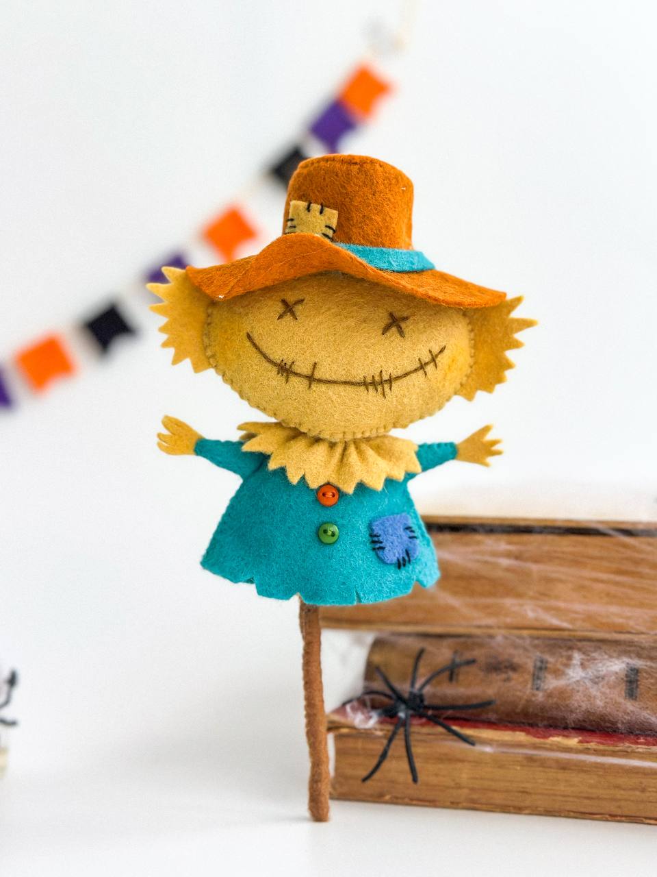 Handmade felt Halloween scarecrow ornament – soft spooky decoration, 11×8×3 cm