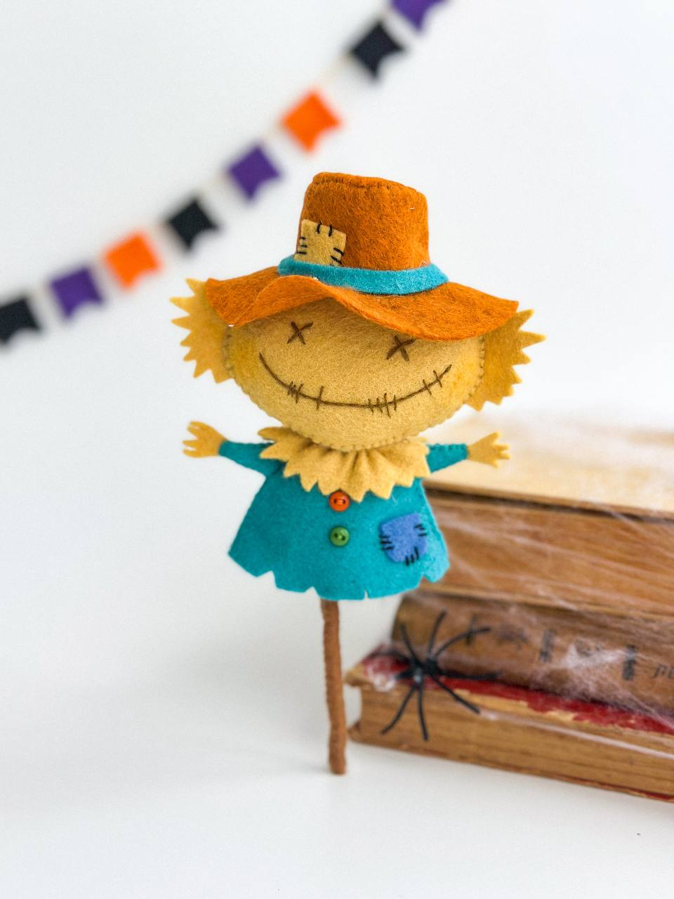 Handmade felt Halloween scarecrow ornament – soft spooky decoration, 11×8×3 cm
