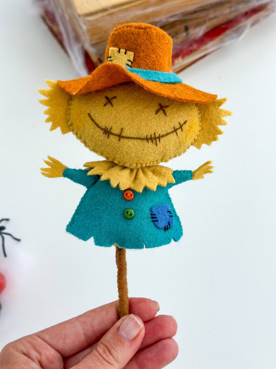 Handmade felt Halloween scarecrow ornament – soft spooky decoration, 11×8×3 cm