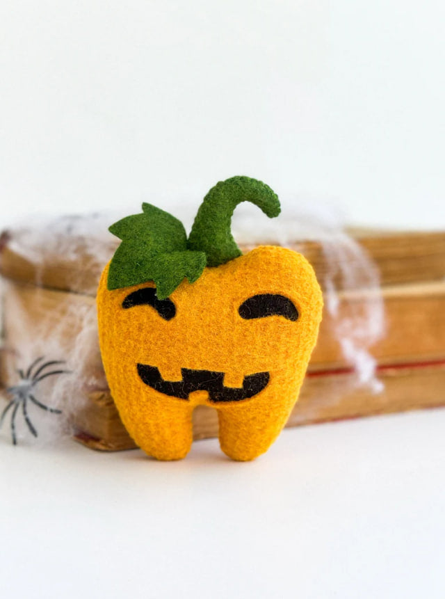Cute Halloween decoration – pumpkin-themed tooth plush