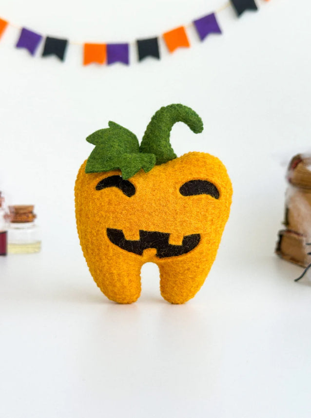 Cute Halloween decoration – pumpkin-themed tooth plush