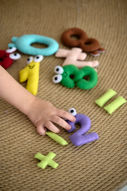Felt Numbers Toy Set – 1–10 & Math Symbols with Linen Bag - WoollyFox