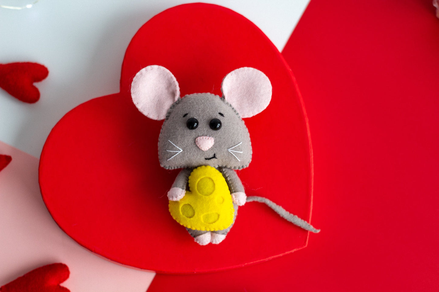 Mouse With A Heart Valentine's Day - WoollyFox