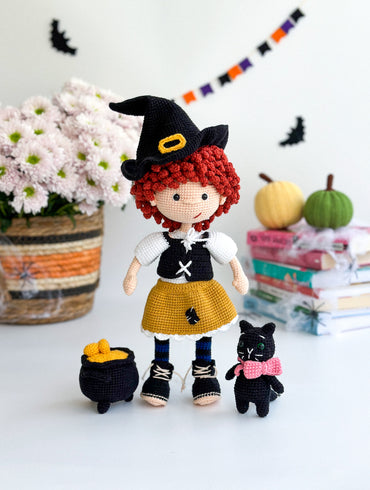 Handmade crochet witch girl with curly hair, black cat, and cauldron – soft amigurumi Halloween doll, 31×14 cm
