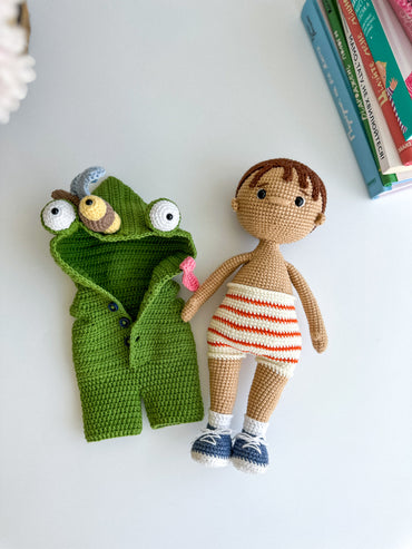 Handmade crochet boy doll in frog overalls – removable outfit, soft amigurumi toy, 27×12 cm

