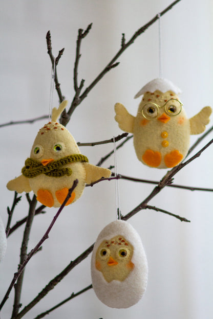 Hatched Egg ornament - WoollyFox