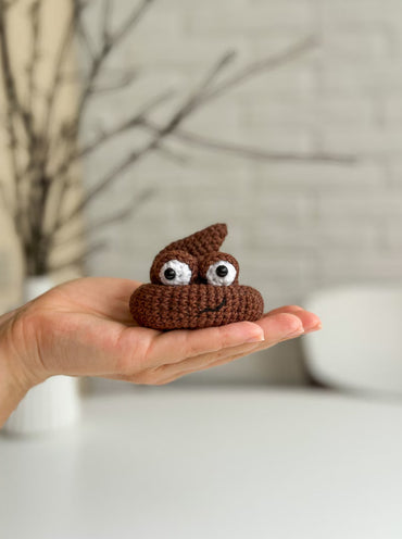 Handmade crochet poop toy – funny cotton yarn gift, 7 cm, great for bathroom decor or gag gift
