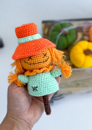 Handmade crochet scarecrow doll – amigurumi Halloween decor made of cotton yarn, size 17×10×5 cm