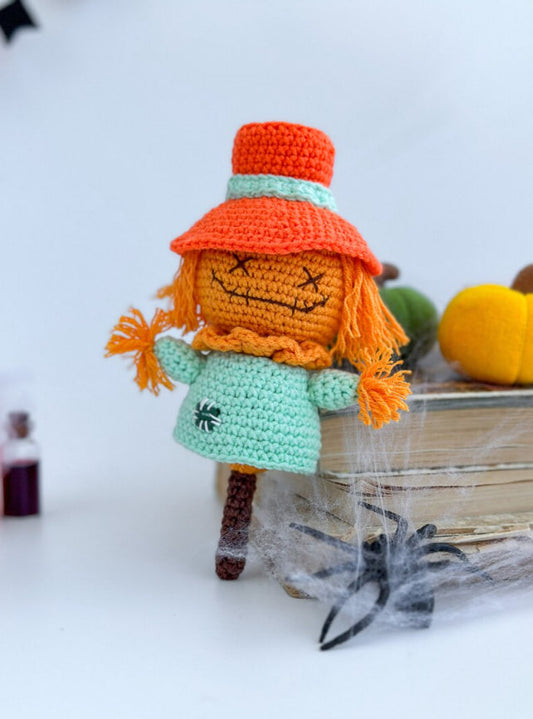 Handmade crochet scarecrow doll – amigurumi Halloween decor made of cotton yarn, size 17×10×5 cm