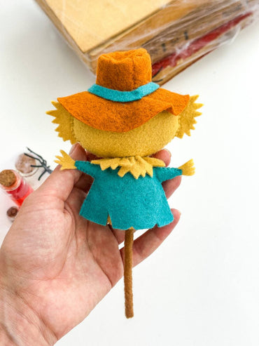 Handmade felt Halloween scarecrow ornament – soft spooky decoration, 11×8×3 cm

