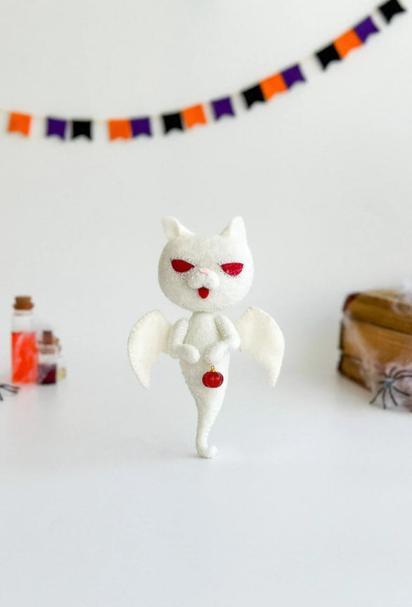 Handmade ghost-shaped cat toy – soft Halloween decoration