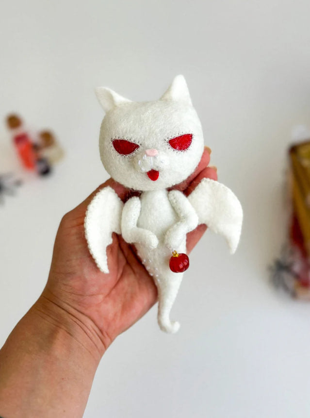 White felt ghost cat ornament – holding real stone pumpkin, 18×6.5 cm