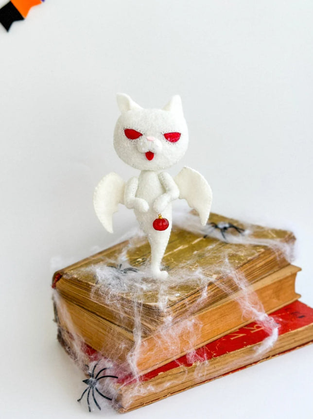 Felt cat ghost on shelf or tray – spooky cute autumn decor
