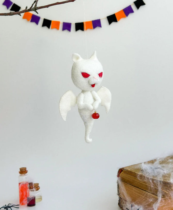 White felt ghost cat ornament – holding real stone pumpkin, 18×6.5 cm