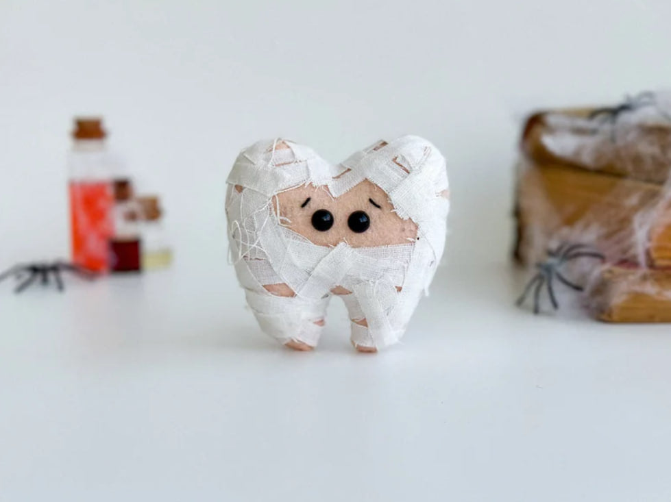 Hanging Halloween decoration for kids’ room