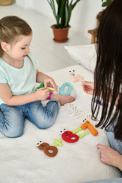 Felt Numbers Toy Set – 1–10 & Math Symbols with Linen Bag - WoollyFox