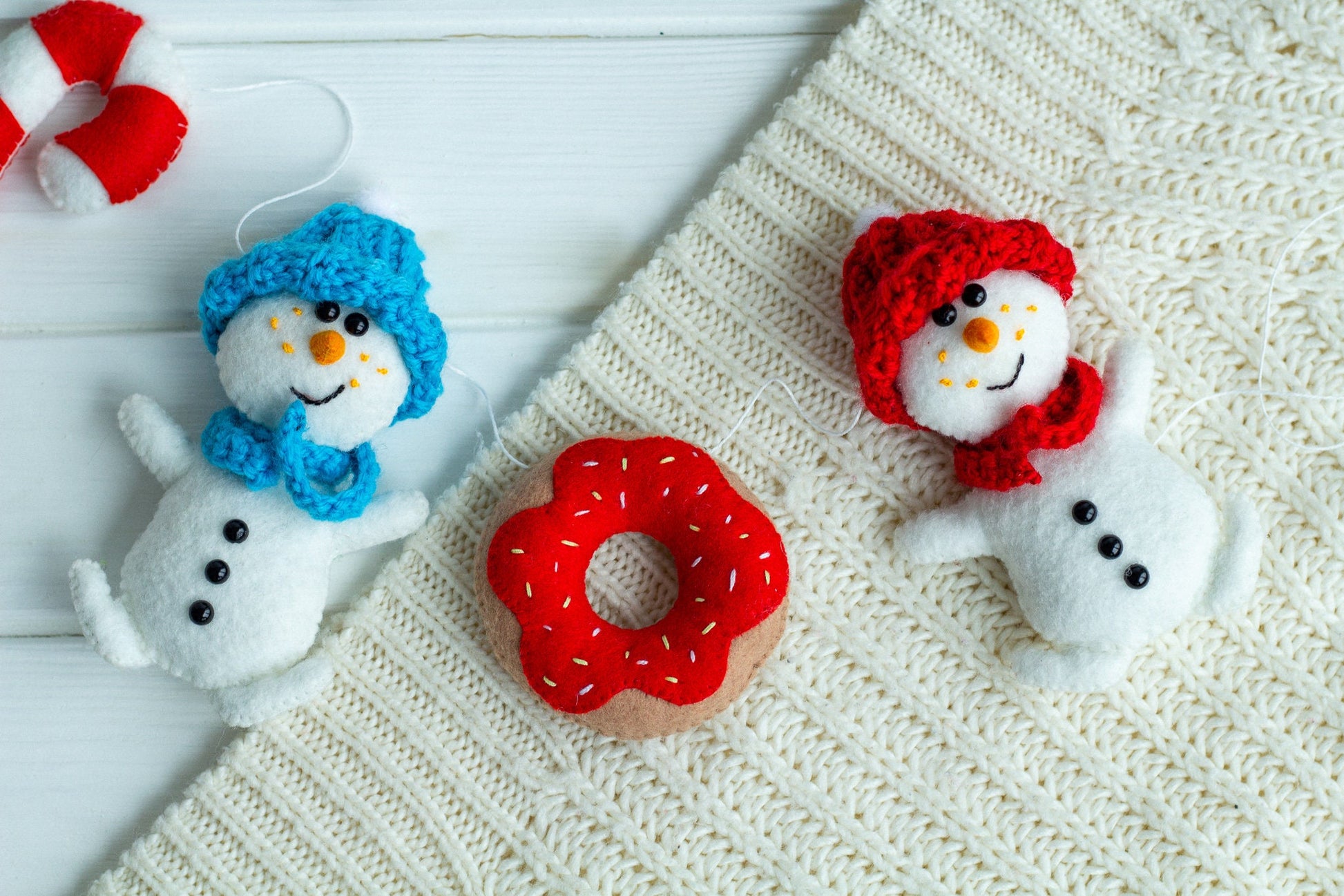 Christmas garland for mantel Christmas snowmen in knitted hats